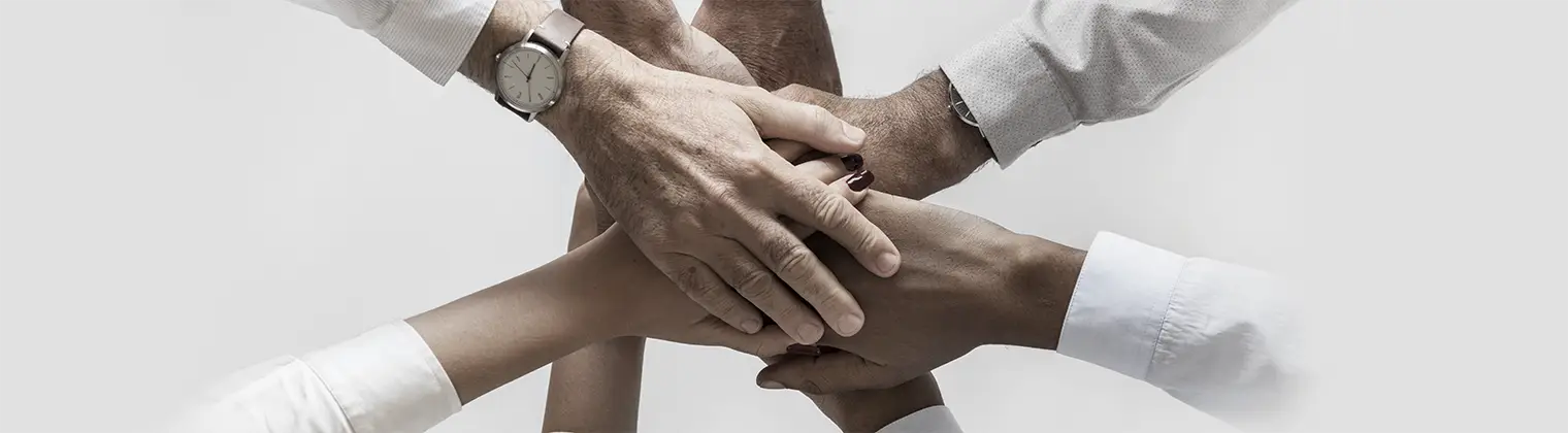 Mains qui s’entrelacent